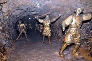 Huludao Jiumenkou Great Wall Bronze Statue